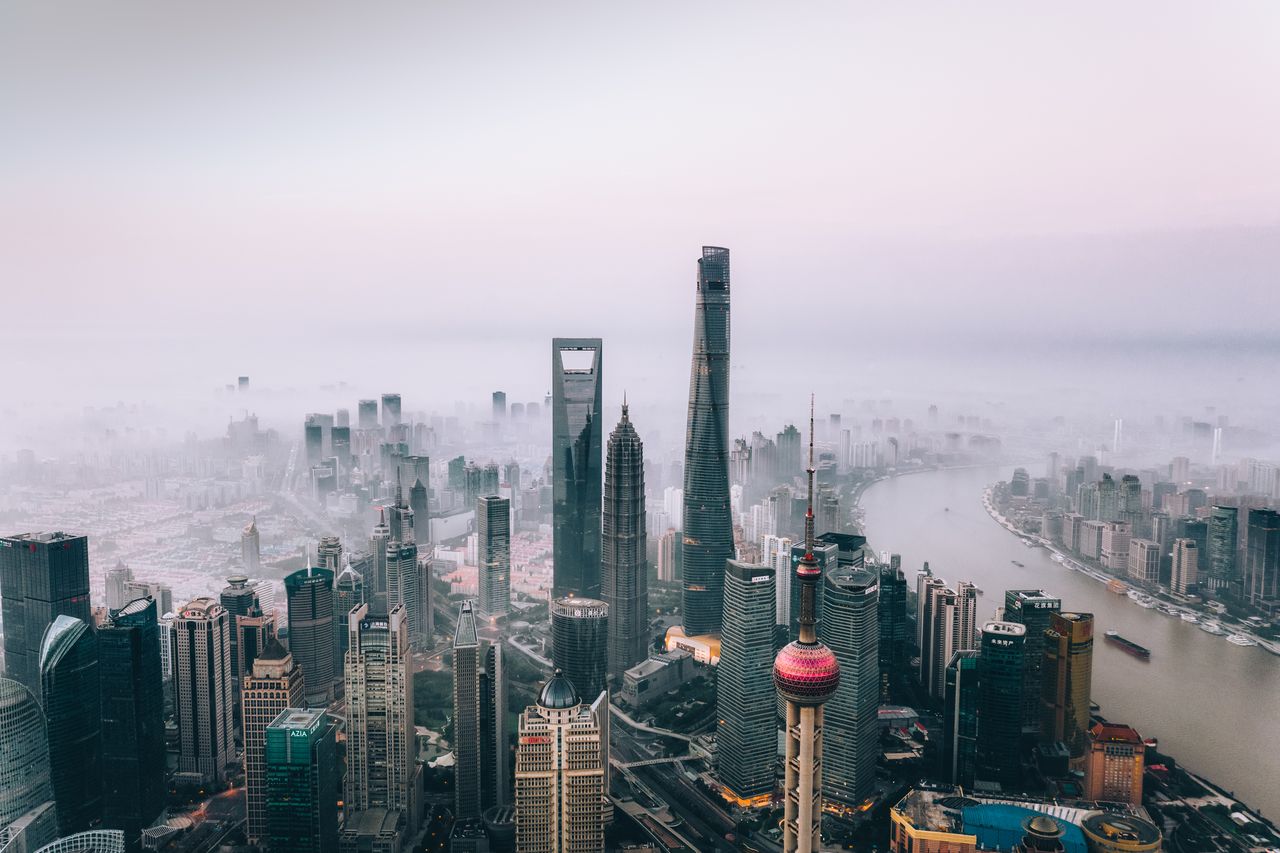 晨雾中的上海陆家嘴